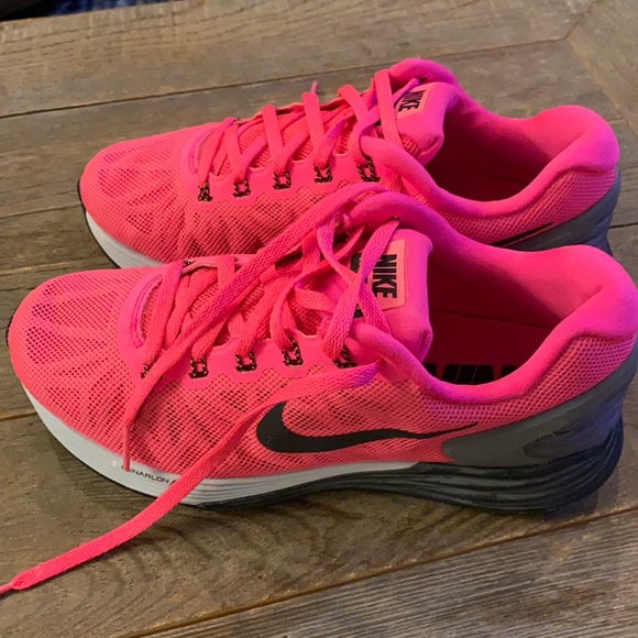 Nike Shoes - Nike women’s sneakers, size 6.
